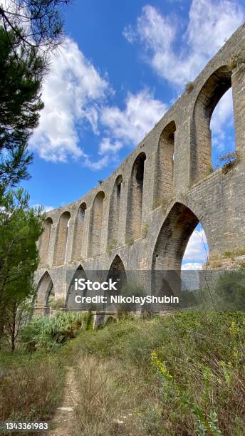 Castle Aqueduct Middle Ages Portugal Heritage Park Green Plants Outdoor Trees Ancient History Historic Buildings Templar Knight Walls Fortress Fort Christ Christian Knightly Order Water Supply Stock Photo - Download Image Now