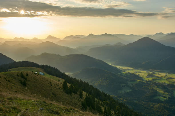 malerischer sonnenaufgang über einer bergkette in den alpen. - bayerische alpen stock-fotos und bilder