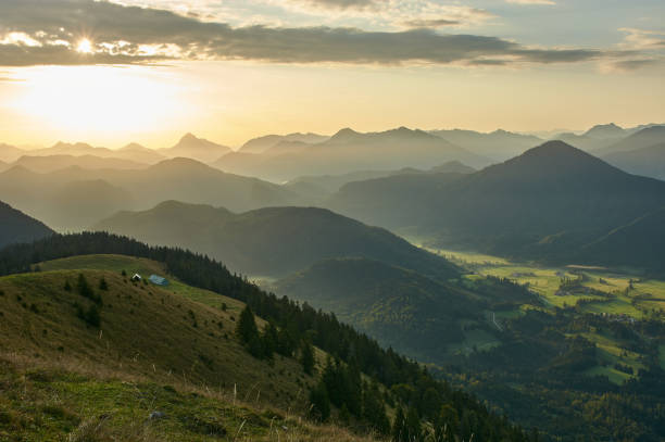 lever de soleil pittoresque au-dessus d’une chaîne de montagnes dans les alpes. - bad tölz wolfratshausen photos et images de collection