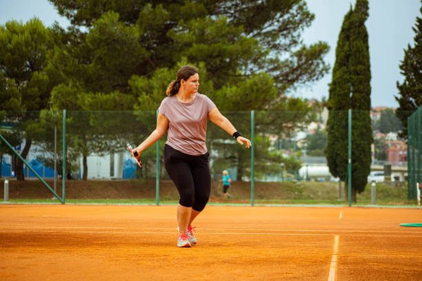 постоянная практика - это то, что сделает ее успешной теннисисткой - forehand стоковые фото и изображения
