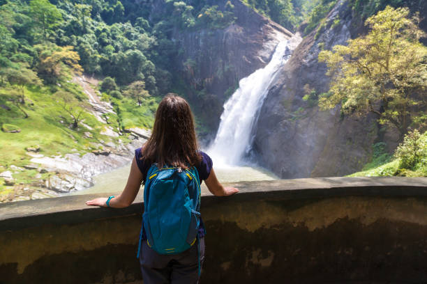 водопад дунхинда на шри-ланке - women sri lanka waterfall rainforest стоковые фото и изображения