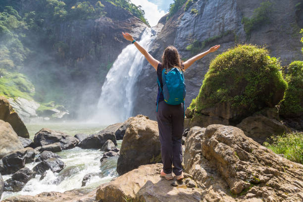 водопад дунхинда на шри-ланке - women sri lanka waterfall rainforest стоковы�е фото и изображения