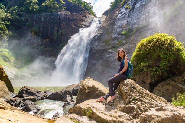 водопад дунхинда на шри-ланке - women sri lanka waterfall rainforest стоковые фото и изображения