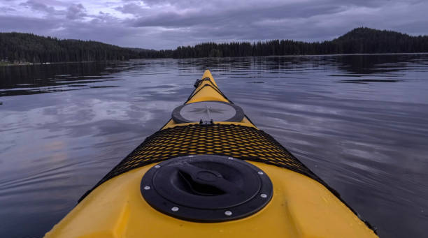 caiaque e ecoturismo. remando no lago da montanha, ponto de vista. - caiaque canoagem e caiaque - fotografias e filmes do acervo