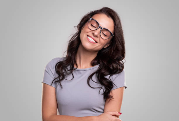 inteligentna kobieta uśmiechająca się z zamkniętymi oczami - snow glasses zdjęcia i obrazy z banku zdjęć
