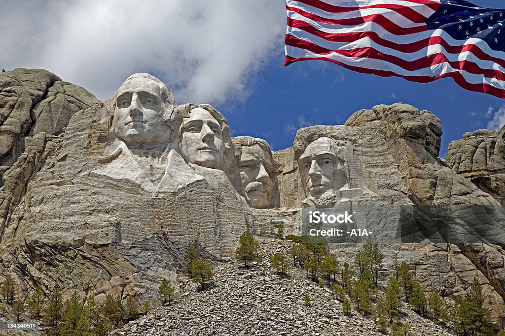 Primo piano del Monte Rushmore con bandiera americana - Foto stock royalty-free di Monumento Nazionale del Monte Rushmore