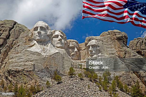 Primo Piano Del Monte Rushmore Con Bandiera Americana - Fotografie stock e altre immagini di Monumento Nazionale del Monte Rushmore