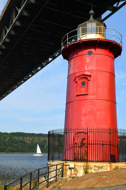 little red lighthouse, ufficialmente jeffrey's hook light, piccolo faro situato a fort washington park lungo il fiume hudson a manhattan, new york city, sotto george washington bridge - nyc greenway foto e immagini stock