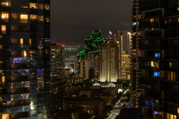 panoramica lunga esposizione notturna del centro di san diego vista di notte, california meridionale - night downtown district north america san diego california foto e immagini stock