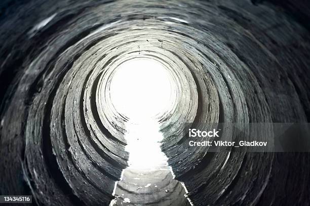 Luce Alla Fine Del Tunnel Cilindrico - Fotografie stock e altre immagini di Tunnel - Tunnel, Acqua, La Fine