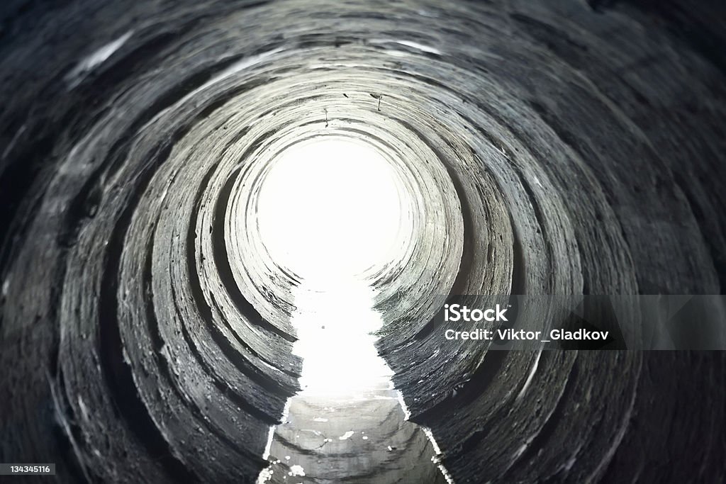 Luz no fim do túnel de ida - Foto de stock de Túnel - Estrutura Feita pelo Homem royalty-free