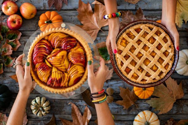 두 여성의 손에 집에서 만든 가을 파이. - pie dessert apple pie autumn 뉴스 사진 이미지