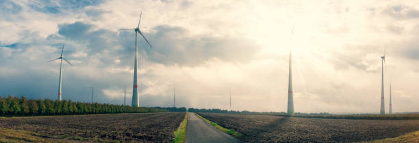바람 터빈은 우울한 푸른 하늘과 흐린 배경으로 필드에 대한 건설. - landscape alternative energy scenics farm 뉴스 사진 이미지