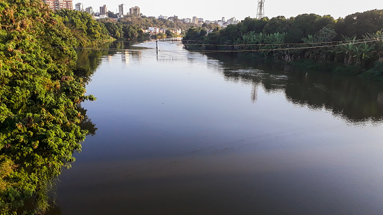 Poderoso río Paraiba do Sul en Volta Redonda, Río de Janeiro, Brasil. importante fuente de agua para los estados de Sao Paulo y RJ photo