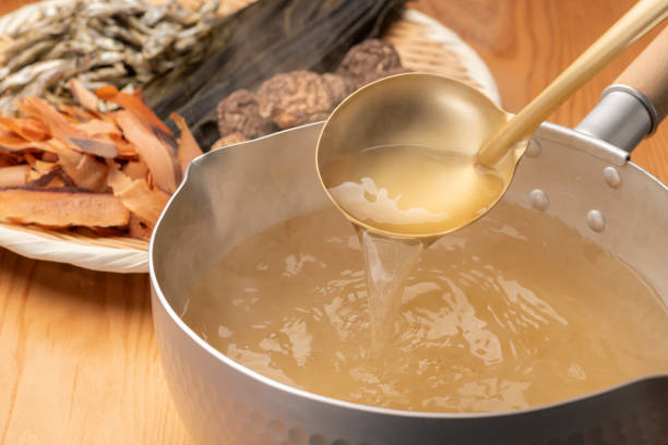 katsuobushi, hongos shiitake secos, niboshi, algas marinas.
hacer caldo de sopa para la cocina japonesa. - caldo de pescado fotografías e imágenes de stock