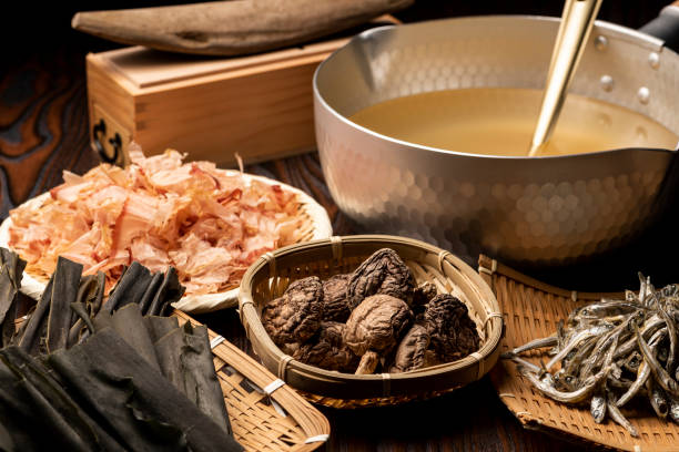 katsuobushi, funghi shiitake secchi, niboshi, alghe.
fare brodo di zuppa per la cucina giapponese. - brodo foto e immagini stock