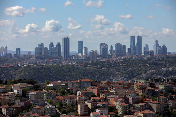 istanbul landschaft. wolkenkratzer und alte häuser. - istanbul bosphorus road street stock-fotos und bilder