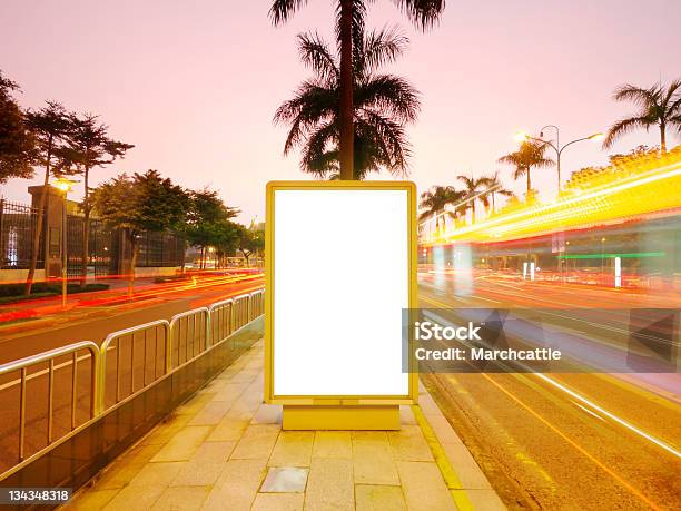 Cartelera En Blanco En La Acera Foto de stock y más banco de imágenes de Acera - Acera, Aire libre, Anochecer