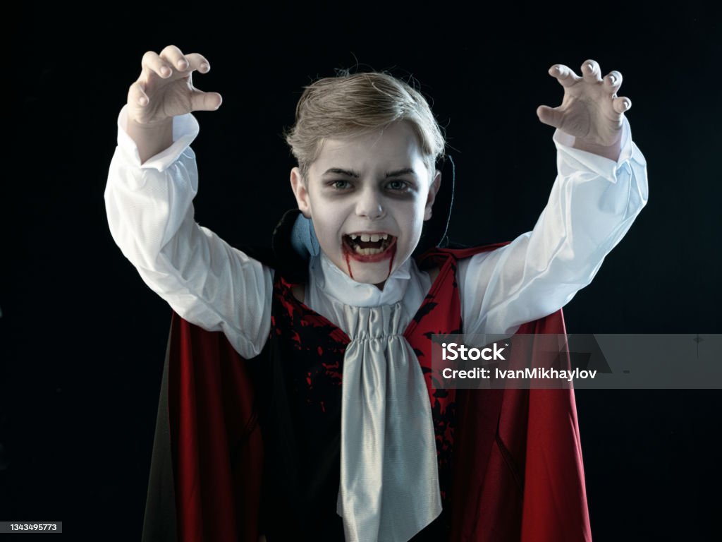 Foto de Menino Em Fantasia De Maquiagem De Vampiro De Halloween e mais  fotos de stock de Vampiro - iStock