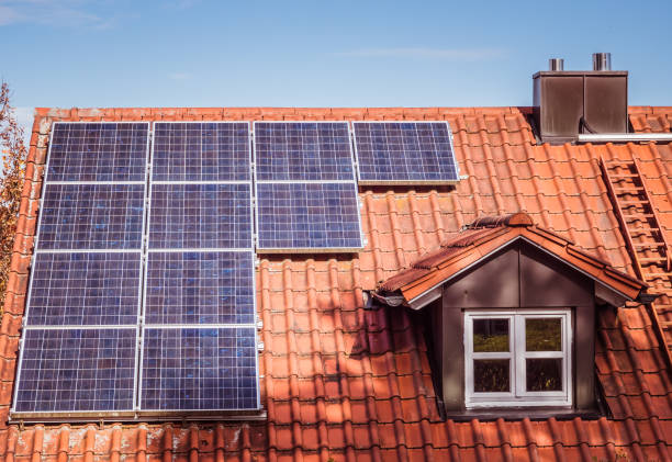 solar energy panel on the home - solar panels house imagens e fotografias de stock