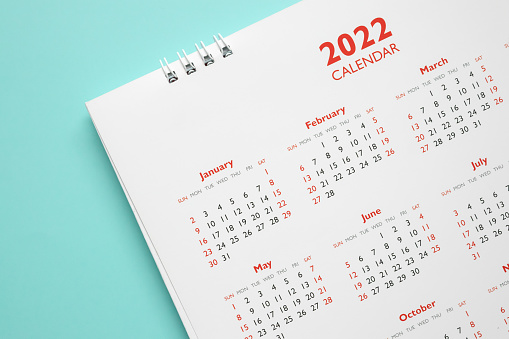 Página del calendario 2022 sobre el concepto de reunión de citas de planificación empresarial de fondo azul photo
