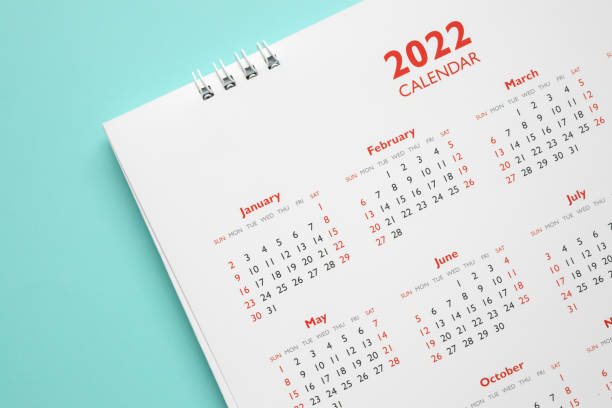 página do calendário 2022 sobre o conceito de reunião de compromisso de planejamento de negócios de fundo azul - monthly - fotografias e filmes do acervo