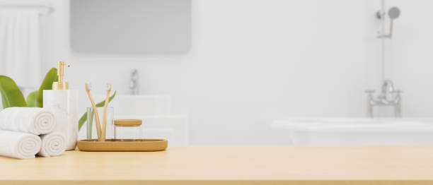 木製のボードまたは卓上にモックアップスペースとバスアクセサリー、モダンな白いバスルームのインテリア - hotel clean home interior bathroom ストックフォトと画像