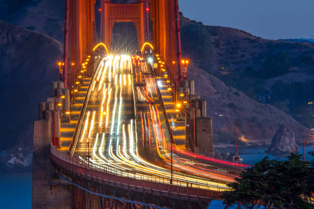 アメリカ合衆国 カリフォルニア州サンフランシスコのゴールデンゲートブリッジの車のトレイル - san francisco bay area golden gate bridge night bridge ストックフォトと画像