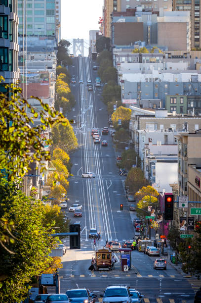 サンフランシスコ・ケーブルカー、カリフォルニア・ストリートの日の出、カリフォルニア、アメリカ - lombard street city urban scene city life ストックフォトと画像