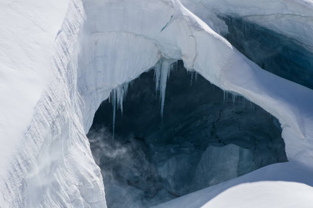 потрясающая живописная запись ледяных щитов, ледников, трещин и уступов на верхних склонах эйгера, монха и юнгфрау на высоте около 12 000 футо� - jungfrau eiger monch bernese oberland стоковые фото и изображения