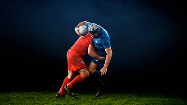 rugbyspieler gegen seinen gegner - angreifen stock-fotos und bilder