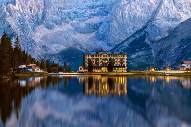 lago misurina en los dolomitas italianos. las montañas se reflejan en el lago - montañas dolomita fotografías e imágenes de stock