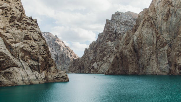 malebné odlehlé horské jezero kol-suu v kyrgyzstánu - kyrgyzstán - stock snímky, obrázky a fotky