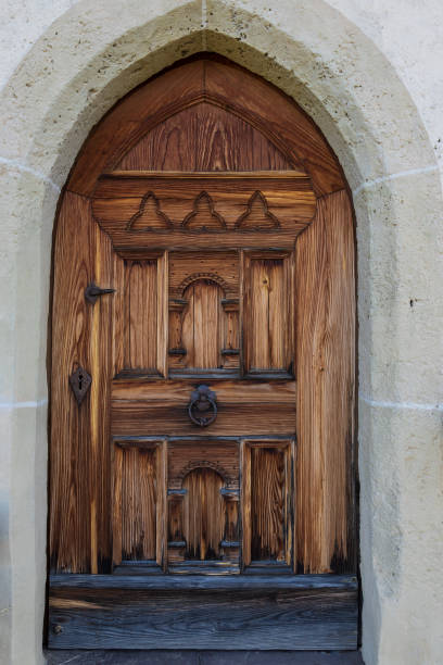 schöne braune holztür mit beschlägen. es ist die eingangstür zur kirche. - door symmetry wood hotel stock-fotos und bilder