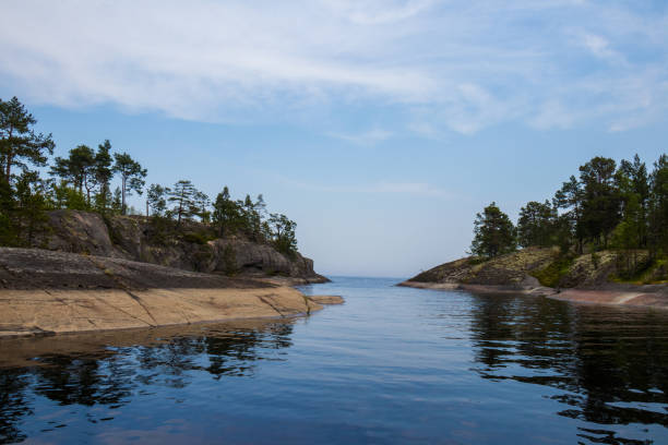 costa rocosa salvaje del lago ladoga en karelia - república de karelia rusia fotografías e imágenes de stock