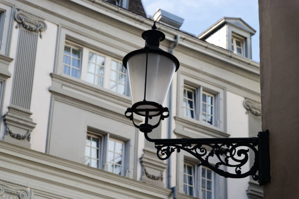 antigua linterna negra frente a una fachada de casa victoriana rústica blanca durante el día, la lámpara no está en uso, sin luz - victorian style flash fotografías e imágenes de stock