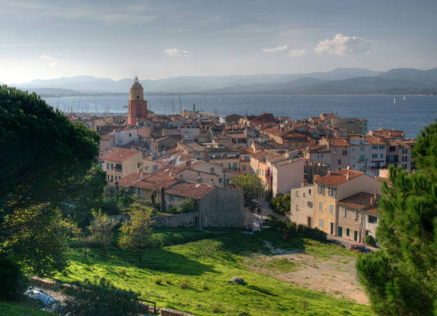 luftaufnahme in die altstadt von saint tropez mit der bucht im hintergrund in der provence frankreich - autumn clock roof colors stock-fotos und bilder