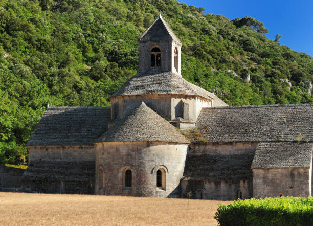 antigua abadía abbaye de senanque en la alta llanura de vaucluse cerca de valensole francia - senanque fotografías e imágenes de stock