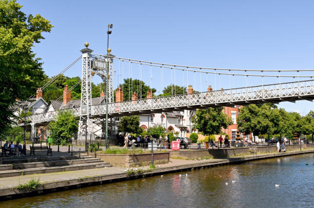 pont suspendu piétonnier sur la rivière dee à chester - chester england dee river suspension bridge bridge photos et images de collection