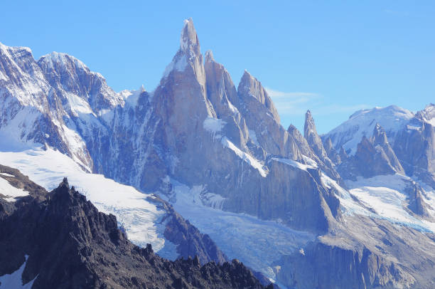 세로 토레 산의 전경. 로스 빙하 국립 공원. - cerro torre 뉴스 사진 이미지