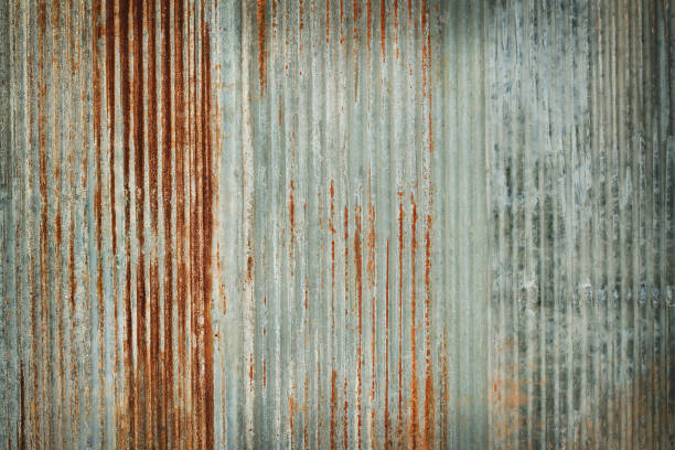 fondo de textura de pared de zinc viejo, oxidado en láminas de paneles de metal galvanizado. - corrugated iron rust rusty metal fotografías e imágenes de stock