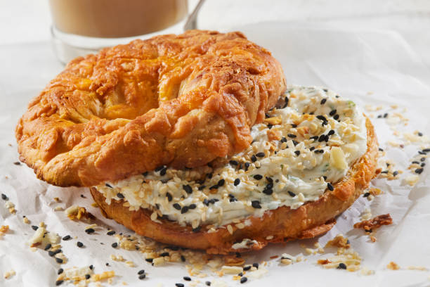 käse bagel mit frischkäse und alles bagel gewürz - white sesame seed stock-fotos und bilder