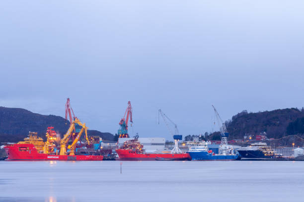 grande activité au chantier kleven avec un navire maersk ahts, edda freya, un yacht privé nommé ulysses et deux navires de ravitaillement offshore - named logistics company photos et images de collection