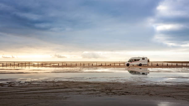 van campista estacionou na praia - travel trailer - fotografias e filmes do acervo