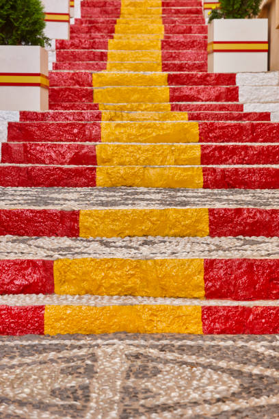 malerische steinstraße mit spanischer flagge in calpe. alicante, valencia - 5547 stock-fotos und bilder