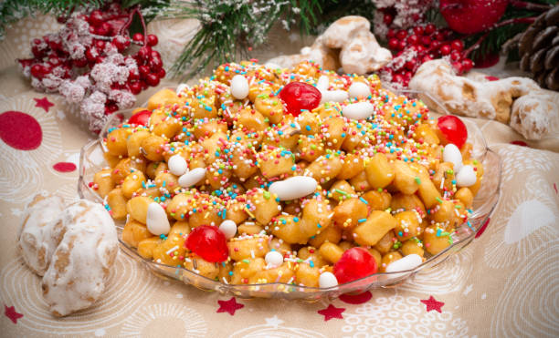 Massa napolitana chamada struffoli - Pequenas bolas de massa de crosta curta fritas mergulhadas em mel - foto de acervo