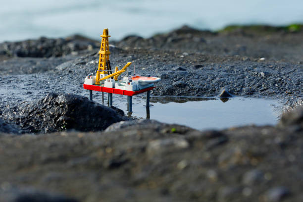 offshore-bohrinsel an einem nordseestrand - fossil fuel stock-fotos und bilder