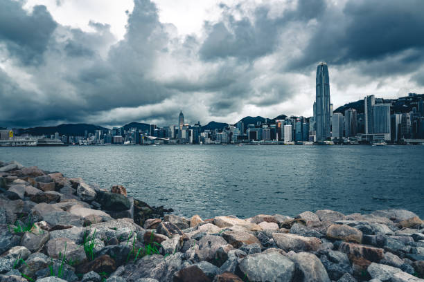 hong kong cityscape and dramatic sky - typhoon 個照片及圖片檔