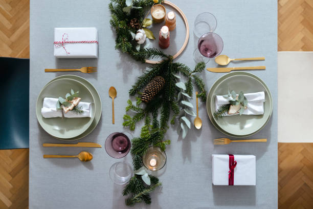 preparativos de nochevieja: vista superior de la elegante mesa de navidad para dos personas - party host fotografías e imágenes de stock