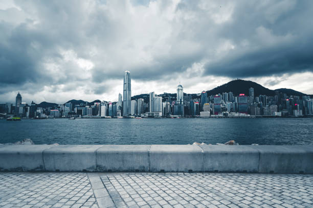 skyline del victoria harbour sull'isola di hong kong da kowloon, hong kong - kowloon bay foto e immagini stock